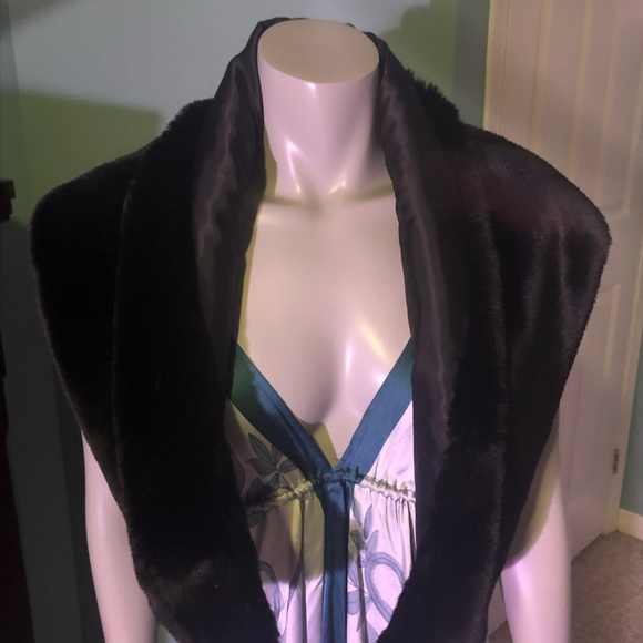 Faux fur stole bought at The Bay - Picture 2 of 7